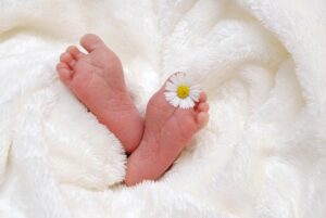 כפות רגליים של תינוקת